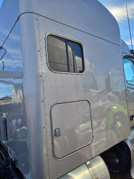 2015 Peterbilt 579 showing 453,390 mi, 22,671 hrs - runs