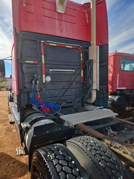 2003 Volvo showing 862,463 & 82,463 mi, 3,909 hrs - doesn't run