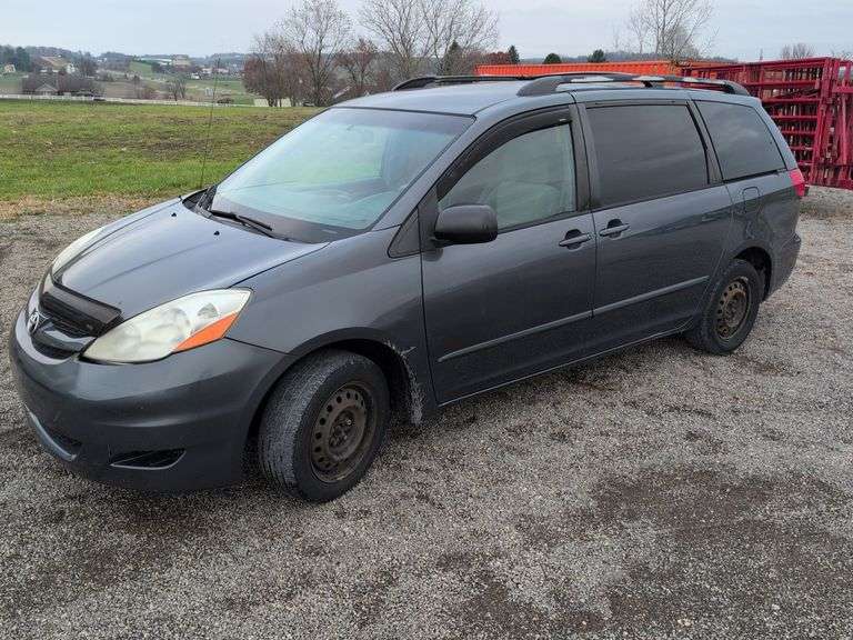Updated: 2009 Toyota Sienna LE - showing 126,403 miles - V6 - run - 2 wheel drive