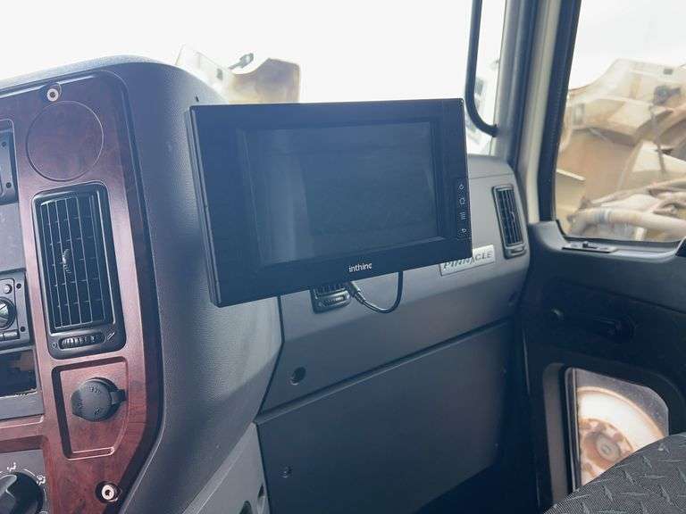 2014 Mack CXU613 showing 573,964 mi, 13,880 hrs - runs