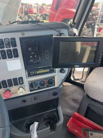 2013 Mack CXU613 showing 376,107 mi, 8,830 hrs - doesn’t run
