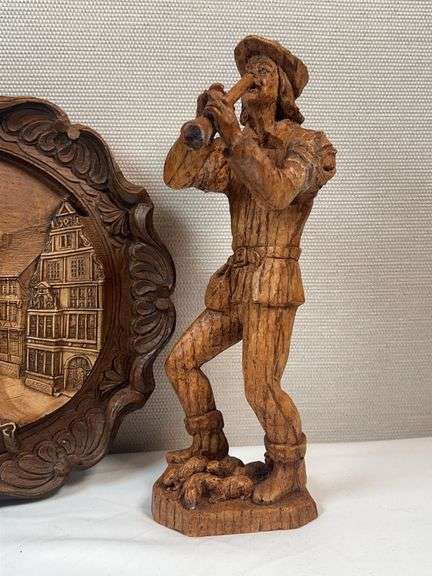 PIED PIPER OF HAMELIN CARVED FIGURINE AND PLATE.  GERMAN ORIGIN