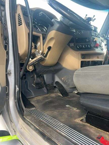 2015 Peterbilt 579 507,402 mi, hrs unknown- doesn't run
