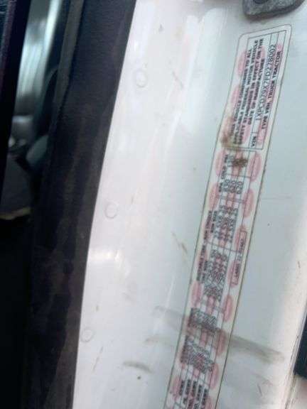 2015 Peterbilt 567 showing 31,476 mi, 7,804 hrs - runs