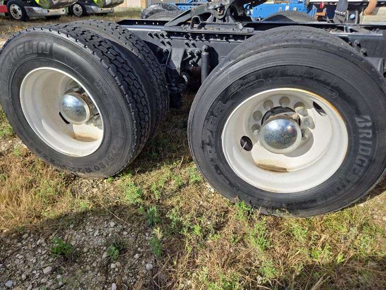 2013 Mack CXU613 showing 376,107 mi, 8,830 hrs - doesn’t run