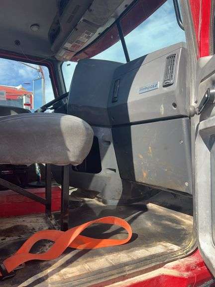 2015 Mack CHU613 showing 43,870 mi, 6,916 hrs - runs