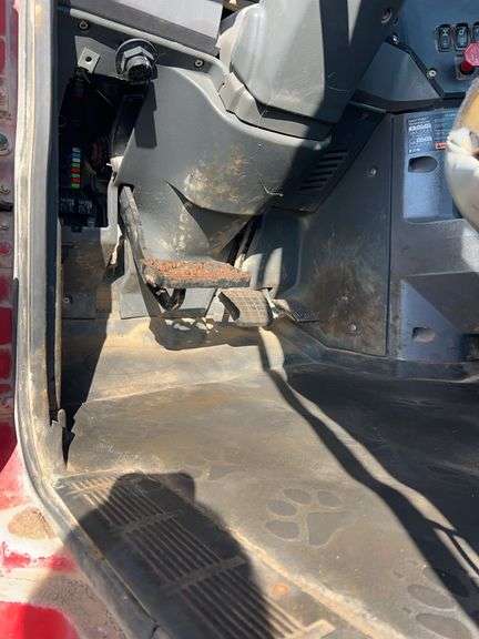 2011 Mack CHU613 showing 39,348 mi, 16,109 hrs- runs