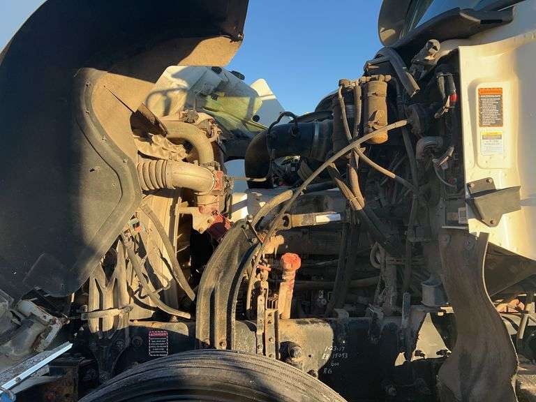 2008 Mack CHU613 showing 566,424 mi, 15,328 hrs- runs