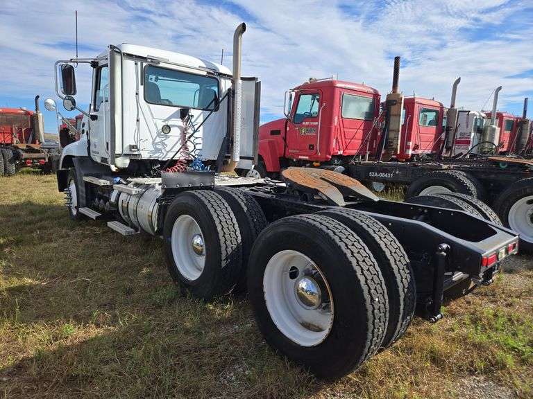 2013 Mack CXU613 showing 376,107 mi, 8,830 hrs - doesn’t run