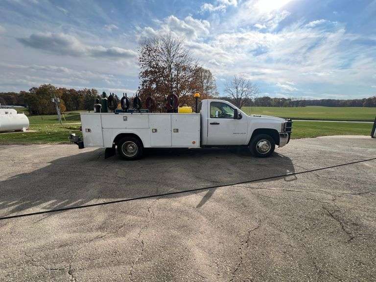 2009 Chevy 3500 HD Service Truck, 172,270 miles, 4WD, 6.0 V8 Gas Motor, Rawson Koenig Service Bed
