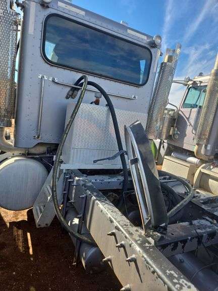 2014 Peterbilt miles & hrs unknown - doesn't run