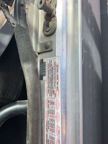 2014 Peterbilt 388 showing 425,273 mi, hrs unknown - doesn't run