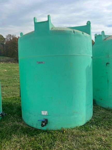 2,550 GALLON POLY TANK
