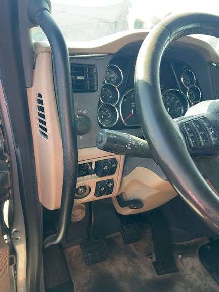 2015 Peterbilt 579 showing 416,100 mi, 22,250 hrs - runs