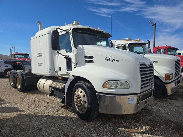 2008 Mack CXU613 showing 559,053 mi, 14,786 hrs- runs