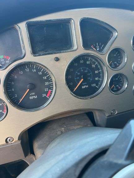 2008 Mack CXU613 showing 559,053 mi, 14,786 hrs- runs