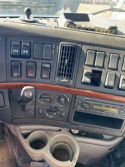 2010 Volvo VN showing 175,079 mi, hrs unknown - doesn't run