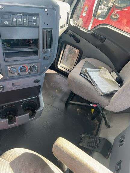 2014 Mack CHU613 showing 498,610 mi, 11,275 hrs - runs