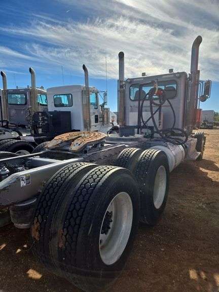 2012 Peterbilt 388 showing 30,080 mi, 7,495 hrs - doesn't run
