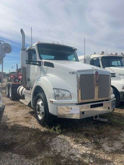 2018 Kenworth T880 showing 13,663 mi, 5,470 hrs - runs