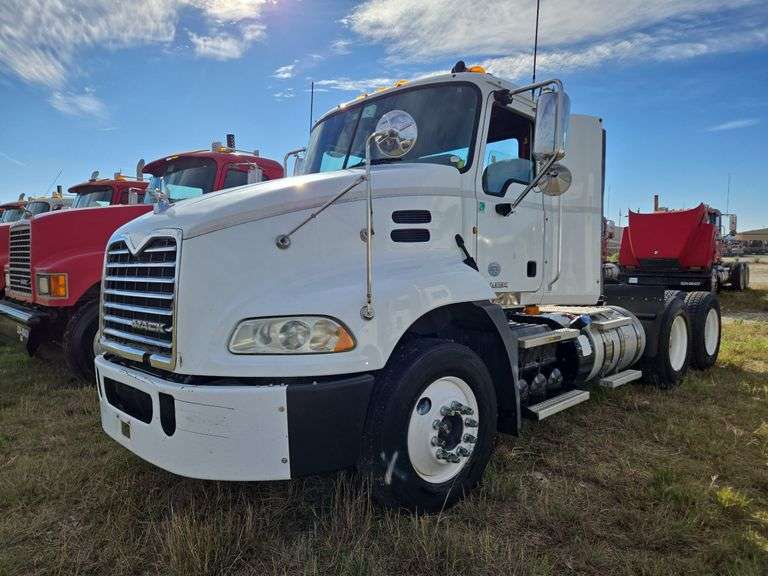 2013 Mack CXU613 showing 376,107 mi, 8,830 hrs - doesn’t run