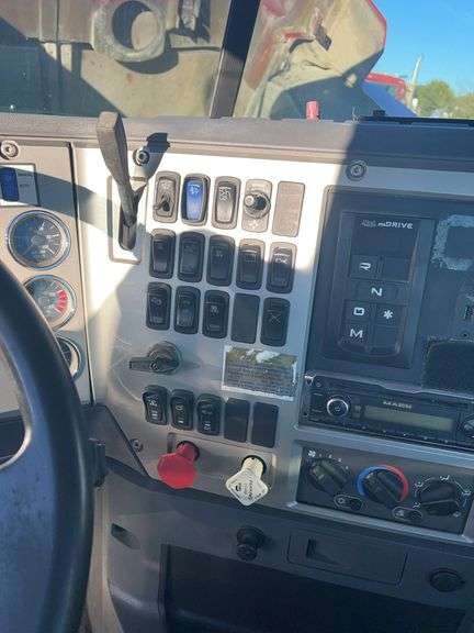 2011 Mack CHU613 showing 558,544 mi, 16,894 hrs- runs