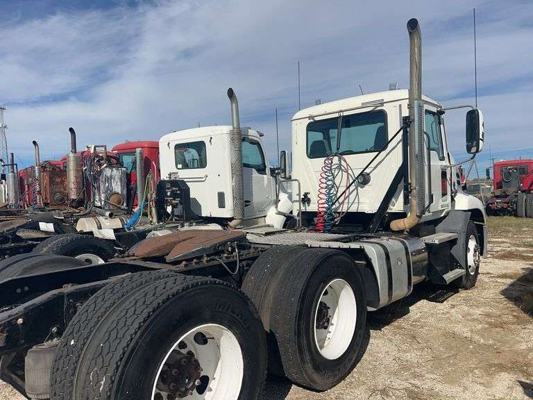 2012 Mack CXU613 showing 223,803 mi, 9,120 hrs - runs