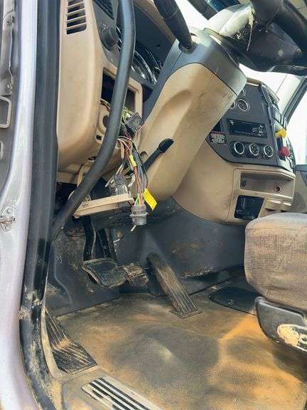 2015 Peterbilt 579 showing 500,775 mi, 26,318 hrs - doesn't run