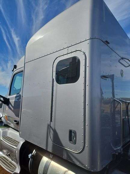 2015 Peterbilt 579 showing 500,775 mi, 26,318 hrs - doesn't run