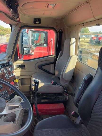 2015 International 9900 showing 218,605 mi, 6,078 hrs- runs
