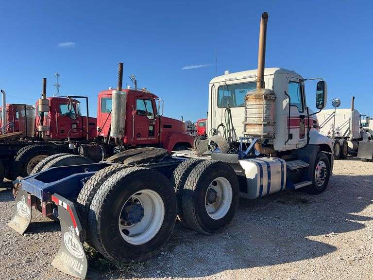 2014 Mack CXU613 showing 501,255 mi, hrs unknown- runs