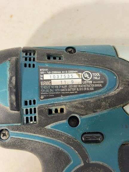 (2) Makita drills w/ battery charger - works