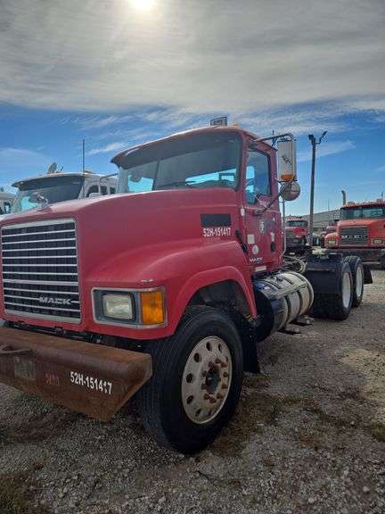 2015 Mack CHU613 showing 43,870 mi, 6,916 hrs - runs