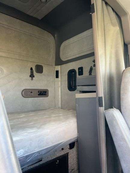 2013 Mack CXU613 showing 438,785 mi, 141,133 hrs- runs