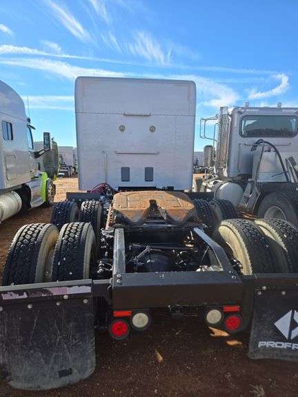 2015 Peterbilt 579 showing 416,100 mi, 22,250 hrs - runs