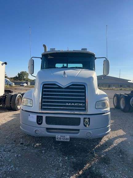 2011 Mack CXU613 showing 331,782 mi, 10,113 hrs- runs