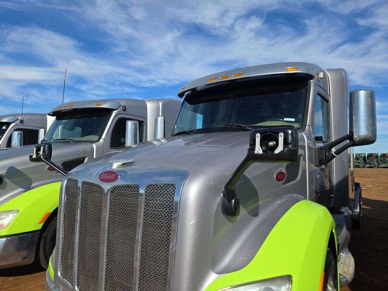 2015 Peterbilt 579 showing 424,747 mi, 22,986 hrs - runs