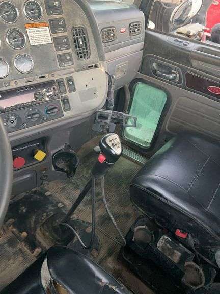 2015 Peterbilt 389 showing 53,258 mi, 8,978 hrs- runs