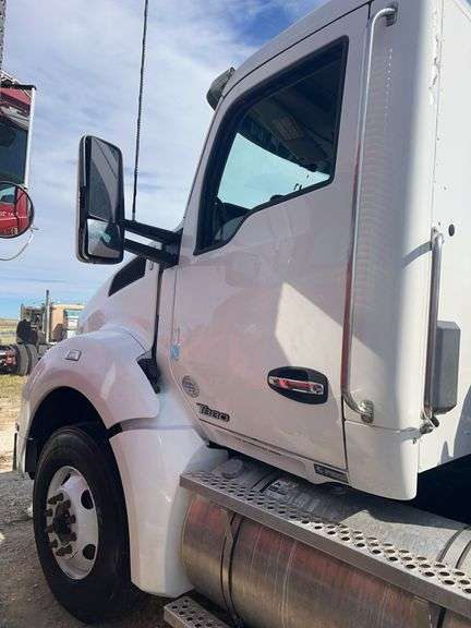 2018 Kenworth T880 showing 26,719 mi, hrs unknown - doesn't run