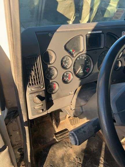 2008 Mack CHU613 showing 566,424 mi, 15,328 hrs- runs