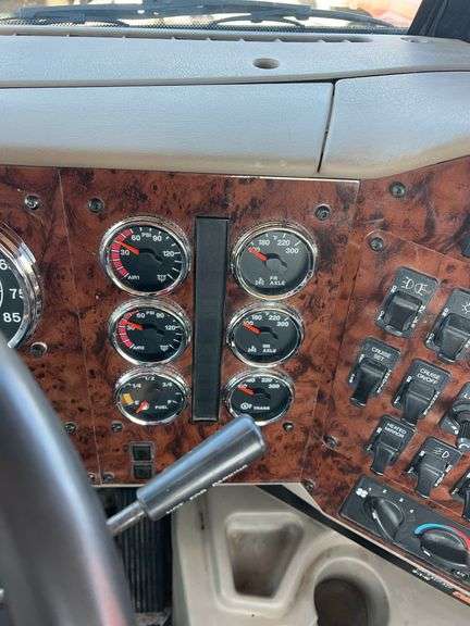 2015 International 9900 showing 218,605 mi, 6,078 hrs- runs