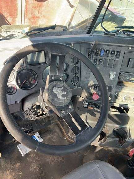 2008 Mack CHU613 showing 75,752 mi, 10,208 hrs- runs