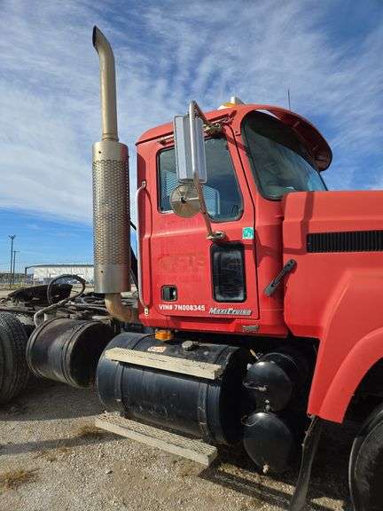 2007 Mack CHN613 showing 89,052 mi, hrs unknown- runs