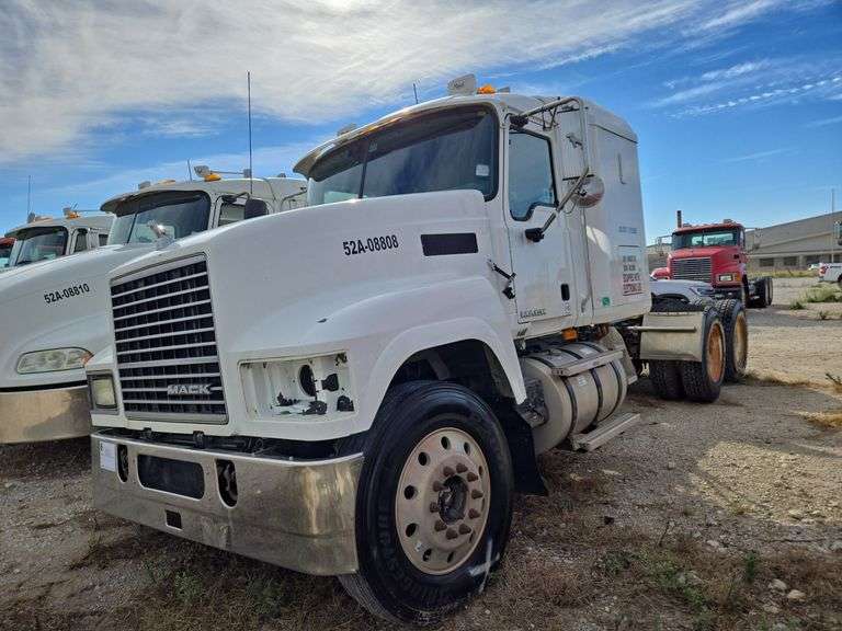 2008 Mack CHU613 showing 566,424 mi, 15,328 hrs- runs