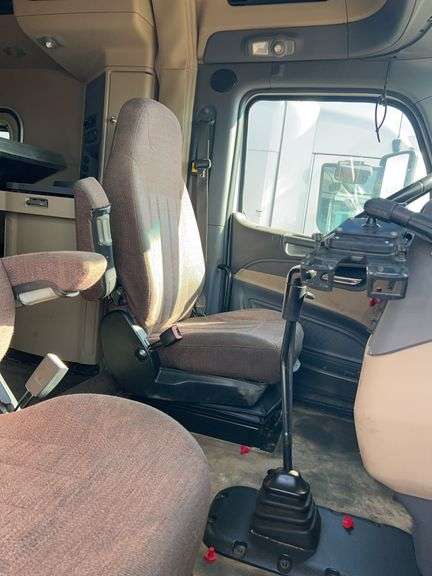 2015 Peterbilt 579 showing 416,100 mi, 22,250 hrs - runs