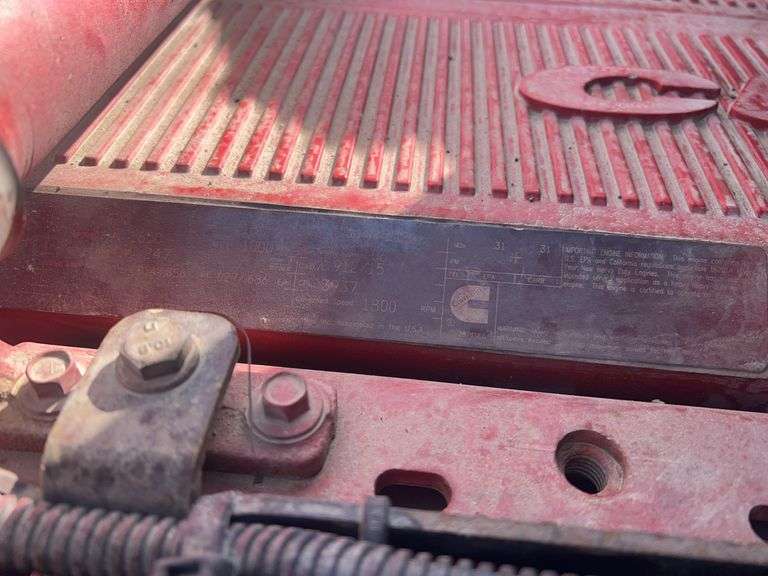 2015 Peterbilt 579 showing 465,411 mi, 24,008 hrs- runs