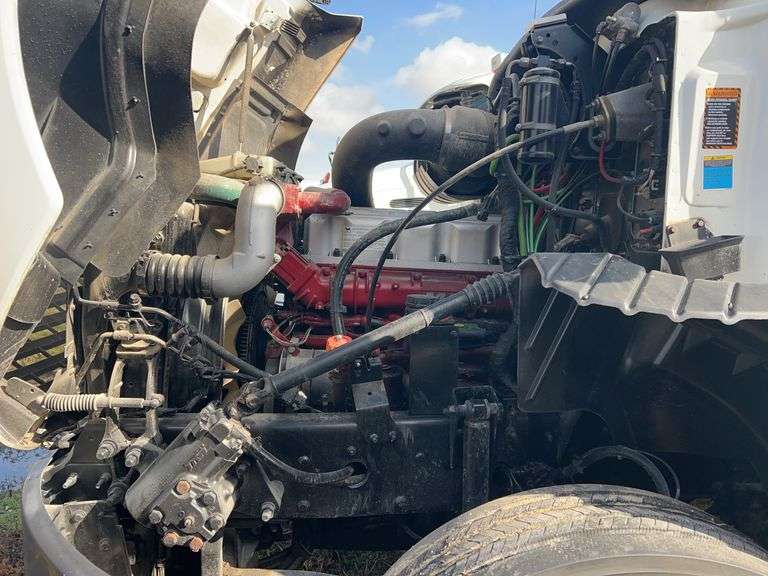 2013 Mack CXU613 showing 438,785 mi, 141,133 hrs- runs