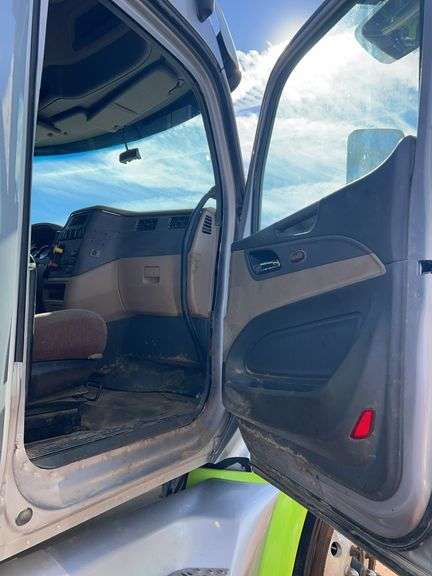 2015 Peterbilt 579 showing 370,184 mi, 14,618 hrs - runs