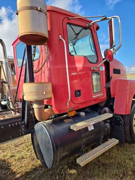 2008 Mack CHU613 showing 61,140 mi, 9,011 hrs- runs