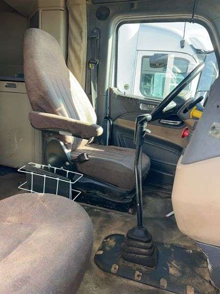 2015 Peterbilt 579 showing 370,184 mi, 14,618 hrs - runs